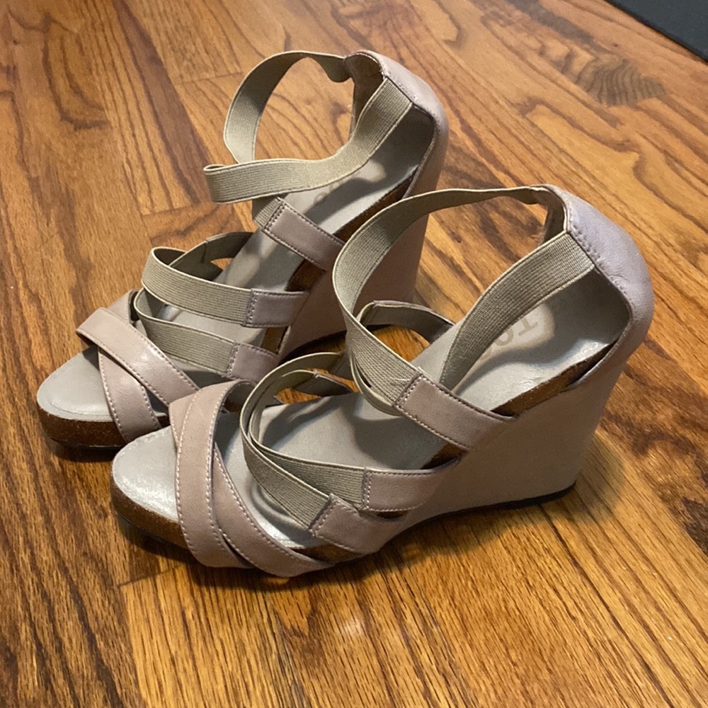 Nude strappy wedges Me Too brand